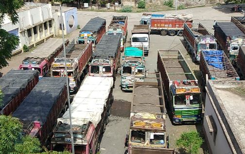 Action on 25 vehicles transporting sand | वाळू वाहतुकीच्या २५ वाहनांवर कारवाई Action on 25 vehicles transporting sand | वाळू वाहतुकीच्या २५ वाहनांवर कारवाई