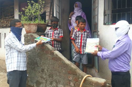Z.P. Distribute books to school students from door to door | जि.प. शाळांच्या विद्यार्थ्यांना घरोघरी जाऊन पुस्तके वाटप Z.P. Distribute books to school students from door to door | जि.प. शाळांच्या विद्यार्थ्यांना घरोघरी जाऊन पुस्तके वाटप