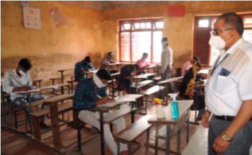Students wear masks for exams | विद्यार्थ्यांनी मास्क लावून दिली परीक्षा