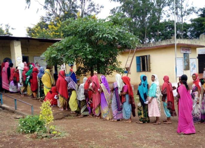 18 percent voting in the district till 11 o'clock | जिल्ह्यात 11 वाजेर्पयत 18 टक्के मतदान 18 percent voting in the district till 11 o'clock | जिल्ह्यात 11 वाजेर्पयत 18 टक्के मतदान