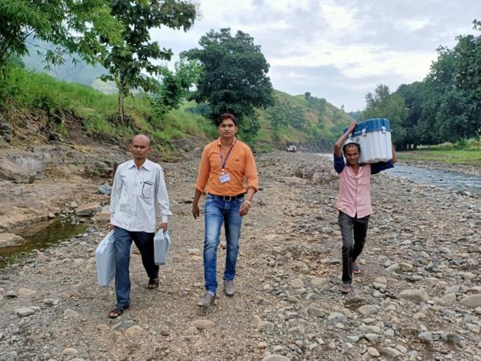 The EVM was changed by walking five kilometers through the forest of Satpudia | सातपुडय़ाच्या जंगलातून पाच किलोमीटर पायी चालून बदलले ईव्हीएम The EVM was changed by walking five kilometers through the forest of Satpudia | सातपुडय़ाच्या जंगलातून पाच किलोमीटर पायी चालून बदलले ईव्हीएम