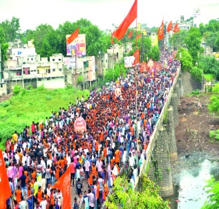 deity offer ablution akola | राजराजेश्वराला भक्तांचा जलाभिषेक!