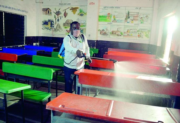 Sanitation of schools in Nagpur city; Teacher's Corona Test | नागपूर शहरातील शाळांचे सॅनिटायझेशन; शिक्षकांची कोरोना टेस्ट Sanitation of schools in Nagpur city; Teacher's Corona Test | नागपूर शहरातील शाळांचे सॅनिटायझेशन; शिक्षकांची कोरोना टेस्ट