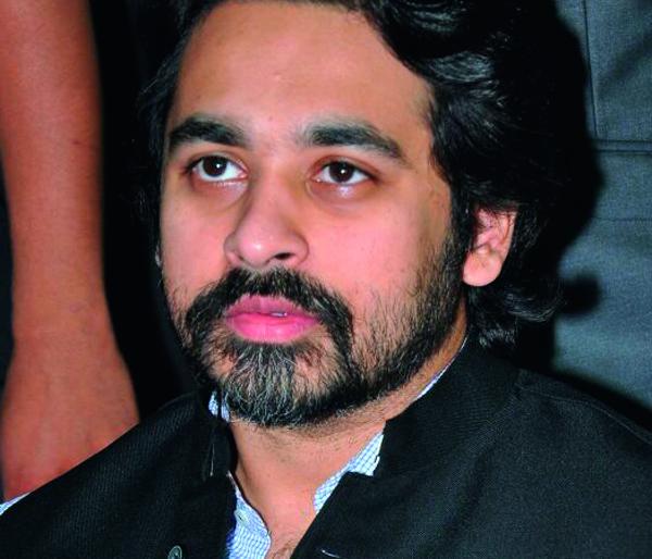 Thackeray's help, putting his hand in the pocket of another, criticized Nilesh Rane | ठाकरेंची मदत दुसऱ्याच्या खिशात हात घालून, निलेश राणेंची टीका Thackeray's help, putting his hand in the pocket of another, criticized Nilesh Rane | ठाकरेंची मदत दुसऱ्याच्या खिशात हात घालून, निलेश राणेंची टीका