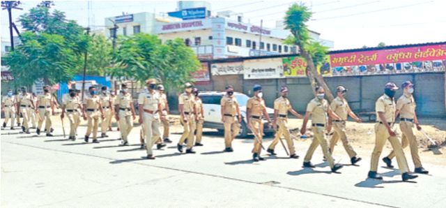 Niphadla police route march | निफाडला पोलिसांचा रूट मार्च Niphadla police route march | निफाडला पोलिसांचा रूट मार्च