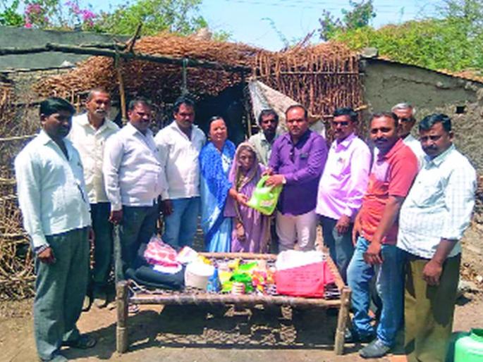 A helping hand to the blind and destitute elderly | अंध व निराधार वृद्धेला मिळाला मदतीचा हात A helping hand to the blind and destitute elderly | अंध व निराधार वृद्धेला मिळाला मदतीचा हात