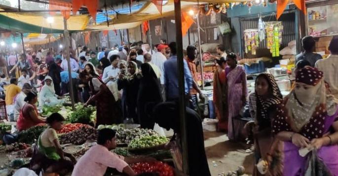 On the eve of the Janata Curfew, the crowd rallies in the market | जनता कर्फ्यूच्या पूर्वसंध्येस बाजारात तोबा गर्दी On the eve of the Janata Curfew, the crowd rallies in the market | जनता कर्फ्यूच्या पूर्वसंध्येस बाजारात तोबा गर्दी