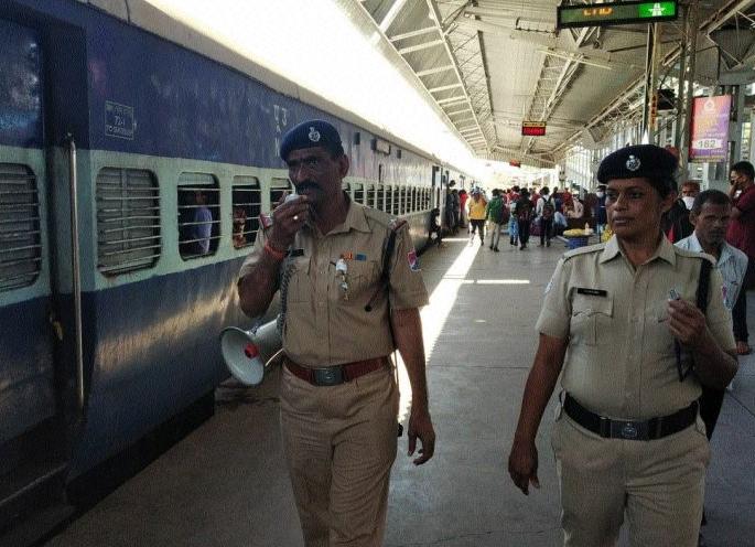 RPF awareness of Corona | कोरोनाबाबत आरपीएफकडून जागृती RPF awareness of Corona | कोरोनाबाबत आरपीएफकडून जागृती