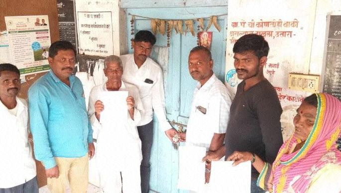 Locked to the wrong gr | जामठी ग्रा.पं.ला ठोकले कुलूप Locked to the wrong gr | जामठी ग्रा.पं.ला ठोकले कुलूप