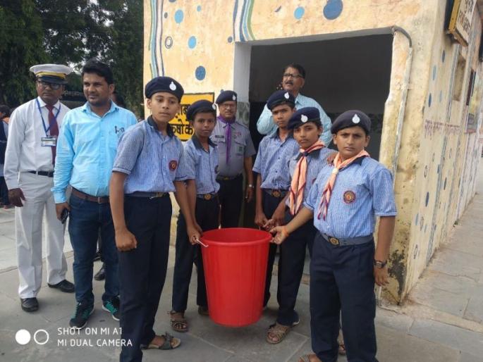 Pachora railway station cleaned by students | विद्यार्थ्यानी स्वच्छ केले पाचोरा रेल्वे स्टेशन ! Pachora railway station cleaned by students | विद्यार्थ्यानी स्वच्छ केले पाचोरा रेल्वे स्टेशन !