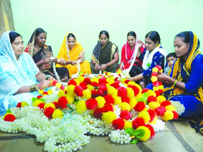 Foreign vendors lend a hand; The struggling people of Shelgi, Hipparga area got support | परप्रांतीय विक्रेत्यांनी दिला हात;  शेळगी, हिप्परगा परिसरातील कष्टकऱ्यांना मिळाली साथ Foreign vendors lend a hand; The struggling people of Shelgi, Hipparga area got support | परप्रांतीय विक्रेत्यांनी दिला हात;  शेळगी, हिप्परगा परिसरातील कष्टकऱ्यांना मिळाली साथ