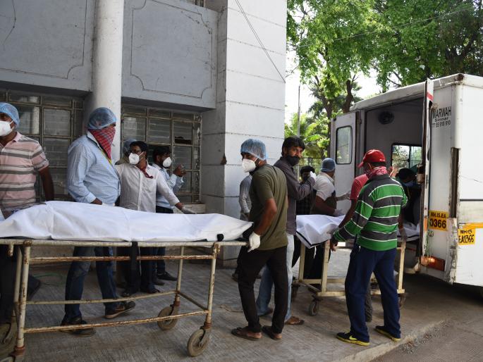 The final journey of three bodies from a hearse | एका शववाहिकेतून तीन मृतदेहांचा अंतिम प्रवास The final journey of three bodies from a hearse | एका शववाहिकेतून तीन मृतदेहांचा अंतिम प्रवास