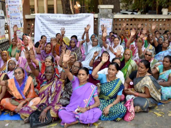 nashik,teachars,demand,honorarium,anganwadi,workers | मानधनाच्या मागणीसाठी अंगणवाडी कर्मचाऱ्यांचे धरणे nashik,teachars,demand,honorarium,anganwadi,workers | मानधनाच्या मागणीसाठी अंगणवाडी कर्मचाऱ्यांचे धरणे