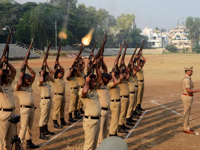 To commemorate the Police Memorial Day | पोलीस स्मृतीदिनानिमित्त शहीद पोलिसांना मानवंदना To commemorate the Police Memorial Day | पोलीस स्मृतीदिनानिमित्त शहीद पोलिसांना मानवंदना