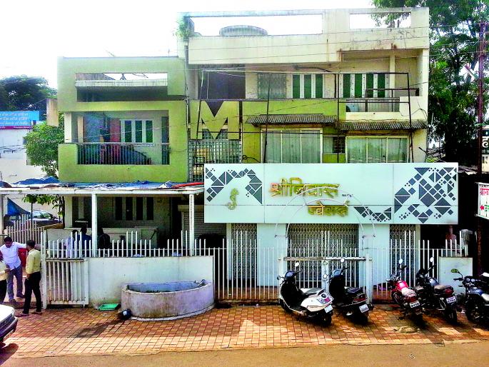 15 kg gold lamps from Pimpalgaon Baswant | पिंपळगाव बसवंत येथून १५ किलो सोने लंपास 15 kg gold lamps from Pimpalgaon Baswant | पिंपळगाव बसवंत येथून १५ किलो सोने लंपास