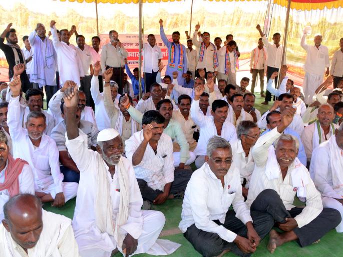Parbhani: Due to the demands of drought affected people | परभणी : दुष्काळग्रस्तांच्या मागण्यांसाठी धरणे Parbhani: Due to the demands of drought affected people | परभणी : दुष्काळग्रस्तांच्या मागण्यांसाठी धरणे