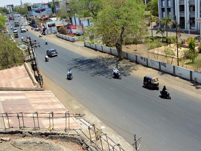 Parbhani: Shukushkat in the streets due to severe heat | परभणी : तीव्र उन्हामुळे रस्त्यांवर शुकशुकाट Parbhani: Shukushkat in the streets due to severe heat | परभणी : तीव्र उन्हामुळे रस्त्यांवर शुकशुकाट