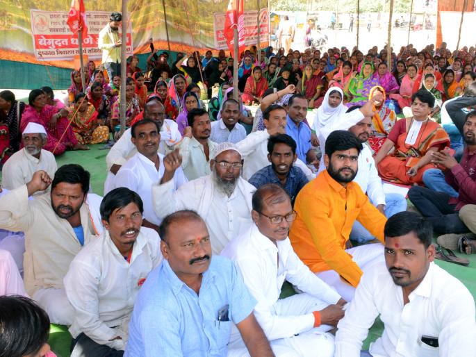 Parbhani: Unlawful movement for Roho's work | परभणी : रोहयोच्या कामांसाठी बेमुदत धरणे आंदोलन