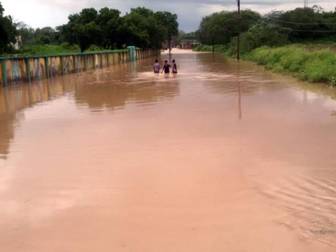 Parbhani district with thunderstorms the next day | परभणी जिल्ह्यात दुसऱ्या दिवशीही मेघगर्जनेसह पाऊस Parbhani district with thunderstorms the next day | परभणी जिल्ह्यात दुसऱ्या दिवशीही मेघगर्जनेसह पाऊस