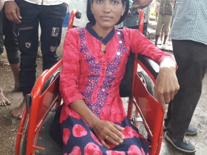 nashik,wheelchairs,have,led,to,disabilities,at,polling,booths | व्हीलचेअरमुळे दिव्यांग पोहोचले मतदान केंद्रांवर nashik,wheelchairs,have,led,to,disabilities,at,polling,booths | व्हीलचेअरमुळे दिव्यांग पोहोचले मतदान केंद्रांवर