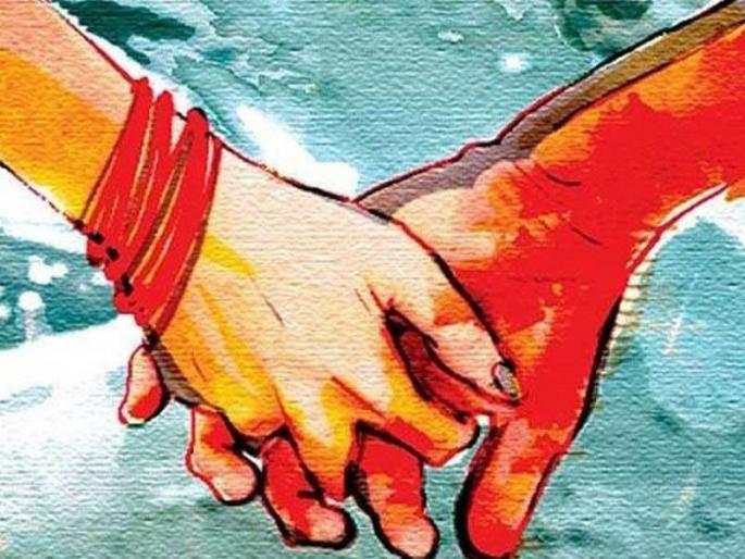 The lovers chase after them in the dust | धुळ्यात पाठलाग करून प्रेमीयुगुलांना पकडले The lovers chase after them in the dust | धुळ्यात पाठलाग करून प्रेमीयुगुलांना पकडले