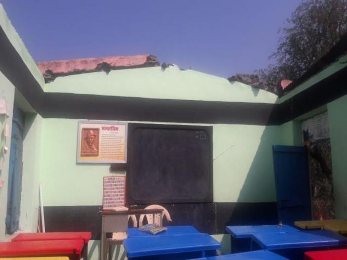 Due to torrential rains in Amalner taluka, 62 houses have ceased | अमळनेर तालुक्यात वादळी पावसामुळे ६२ घरांचे छत उडाले Due to torrential rains in Amalner taluka, 62 houses have ceased | अमळनेर तालुक्यात वादळी पावसामुळे ६२ घरांचे छत उडाले