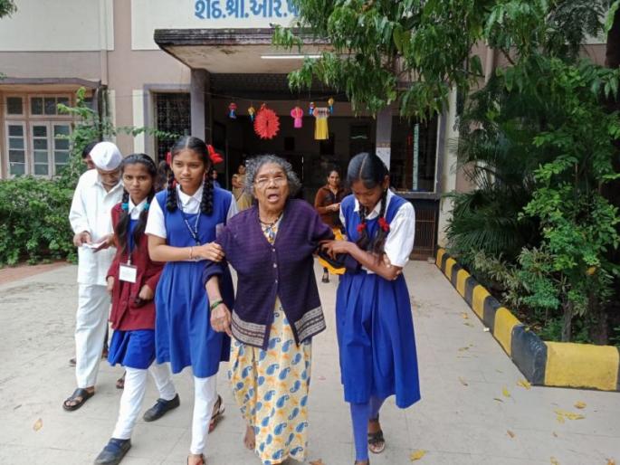 Students from Nashik moved to help senior voters | ज्येष्ठ मतदारांच्या मदतीला नाशिकच्या विद्यार्थिनींनी सरसावल्या Students from Nashik moved to help senior voters | ज्येष्ठ मतदारांच्या मदतीला नाशिकच्या विद्यार्थिनींनी सरसावल्या