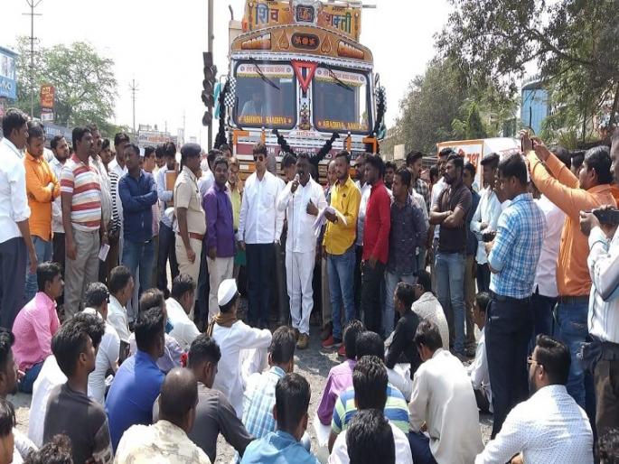 Stop the path on the Rahurti-Nagar-Manmad route | राहुरीत नगर-मनमाड मार्गावर रास्ता रोको