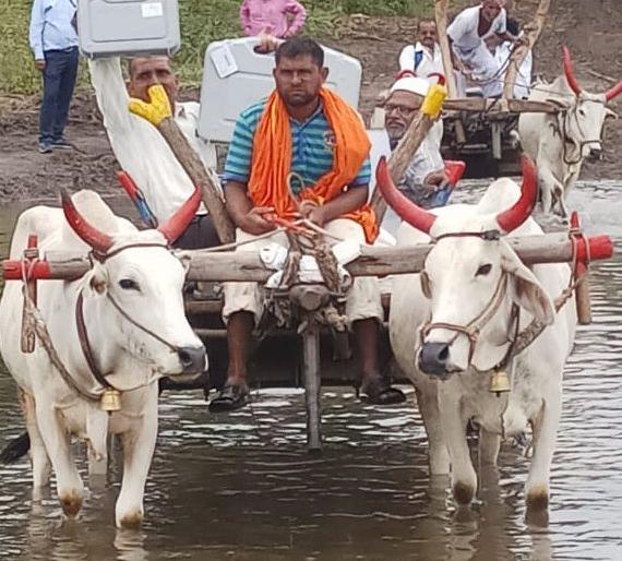 'EVM' traveling by train | ‘ईव्हीएम’चा बैलगाडीने प्रवास