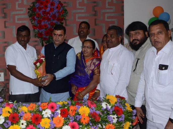 Dhule Zilla Parishad President Tushar Rande assumed office | धुळे जिल्हा परिषदेचे अध्यक्ष तुषार रंधे यांनी स्वीकारला पदभार Dhule Zilla Parishad President Tushar Rande assumed office | धुळे जिल्हा परिषदेचे अध्यक्ष तुषार रंधे यांनी स्वीकारला पदभार