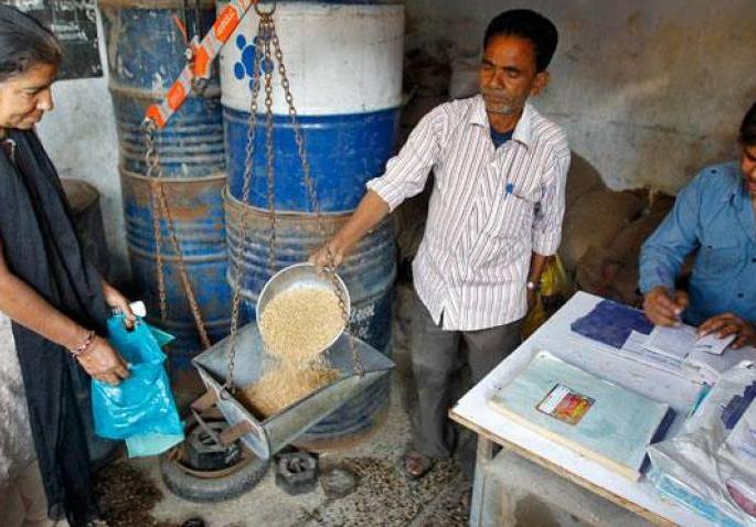 Crowds at grain distribution shops | धान्य वाटप दुकानांवर गर्दी Crowds at grain distribution shops | धान्य वाटप दुकानांवर गर्दी