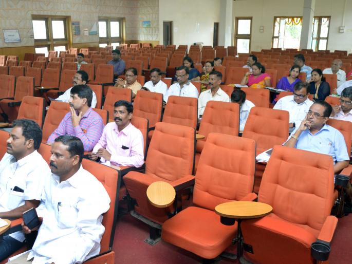 Ratnagiri Panchayat Samiti's meeting was absent due to absentee officials, chaos, intense anger in the meeting | रत्नागिरी पंचायत समितीची सभा गाजली अनुपस्थित अधिकाऱ्यांमुळे , सभेत खडाजंगी, तीव्र संताप