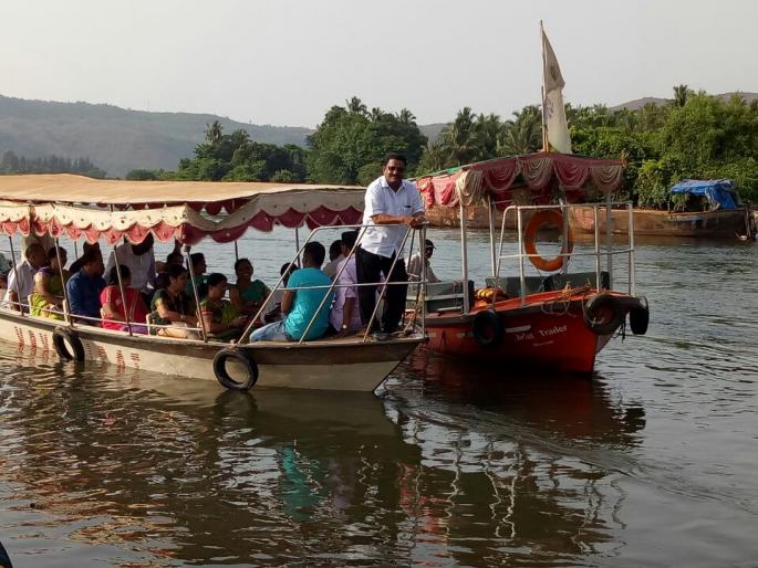 Ratnagiri: Students of the teacher's school together after 34 years | रत्नागिरी : अध्यापक विद्यालयाचे विद्यार्थी ३४ वर्षानंतर एकत्र Ratnagiri: Students of the teacher's school together after 34 years | रत्नागिरी : अध्यापक विद्यालयाचे विद्यार्थी ३४ वर्षानंतर एकत्र