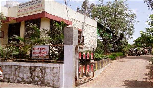 Stolen while taking a bribe of a scriptwriter with a surveillance inspector | बालनिरीक्षणगृहाच्या अधीक्षकासह लिपिकास कॅरमबोर्डची लाच घेताना अटक