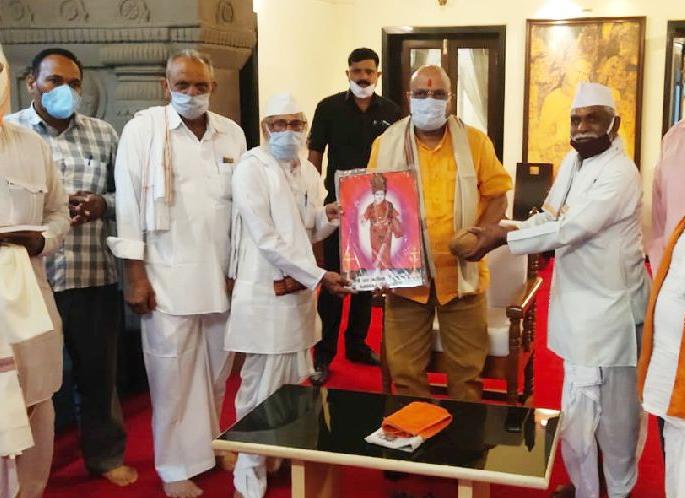 Guardian Minister felicitated by Muktai devotees for Umvit Sant Muktai Adhyayan Kendra | उमवित संत मुक्ताई अध्ययन केंद्राबद्दल मुक्ताई भक्तांकडून पालकमंत्र्यांचा सत्कार Guardian Minister felicitated by Muktai devotees for Umvit Sant Muktai Adhyayan Kendra | उमवित संत मुक्ताई अध्ययन केंद्राबद्दल मुक्ताई भक्तांकडून पालकमंत्र्यांचा सत्कार