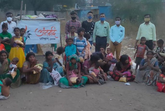 Distribution of Faral and clothes to the needy by Bhunawal | भुसावळात अंतर्नादतर्फे गरजूंना फराळ, कपडे वाटप Distribution of Faral and clothes to the needy by Bhunawal | भुसावळात अंतर्नादतर्फे गरजूंना फराळ, कपडे वाटप
