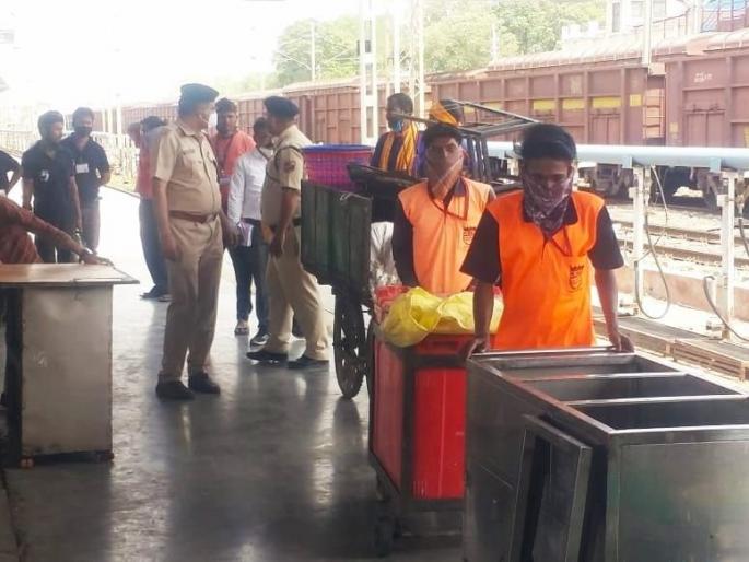 Action taken against food vendors at railway station in Bhusawal | भुसावळात रेल्वे स्थानकावर खाद्यपदार्थ विक्रेत्यांवर कारवाई