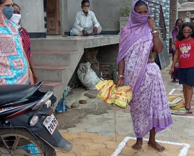 Men's monopoly on women's ration shops | महिलांच्या रेशन दुकानांवर पुरुषांची मक्तेदारी