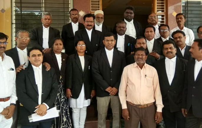 Demands action by lawyer team on assault case | वकिलावर प्राणघातक हल्ला प्रकरणी वकील संघातर्फे कारवाईची मागणी Demands action by lawyer team on assault case | वकिलावर प्राणघातक हल्ला प्रकरणी वकील संघातर्फे कारवाईची मागणी