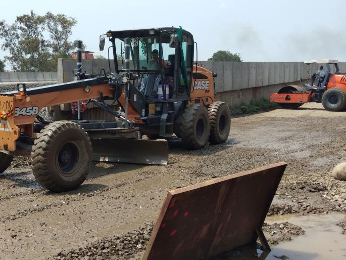 Repairs on the highway near Bhusawal | भुसावळजवळ अखेर महामार्गावर डागडुजी Repairs on the highway near Bhusawal | भुसावळजवळ अखेर महामार्गावर डागडुजी