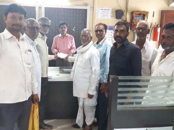 Damage the damaged crops in Chopda taluka | चोपडा तालुक्यातील नुकसानग्रस्त पिकांचे पंचनामे करा