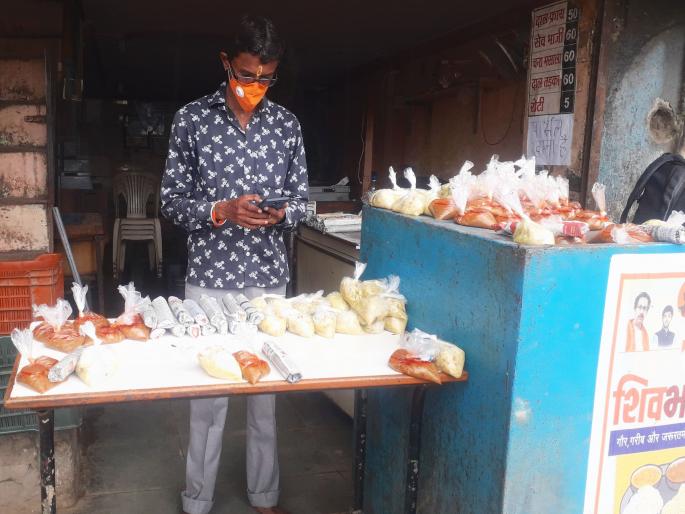 Two Shivbhojan Kendras in Bhusawal are serving the needy 'hunger' | भुसावळात दोन शिवभोजन केंद्रे भागवताहेत गरजूंची ‘भूक’ Two Shivbhojan Kendras in Bhusawal are serving the needy 'hunger' | भुसावळात दोन शिवभोजन केंद्रे भागवताहेत गरजूंची ‘भूक’