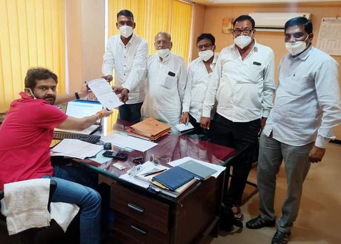 Deputy General Manager visits Aurangabad to start CCI's cotton procurement center | सीसीआयचे कापूस खरेदी केंद्र सुरू करण्यासाठी औरंगाबादला उपमहाव्यवस्थापकांची घेतली भेट Deputy General Manager visits Aurangabad to start CCI's cotton procurement center | सीसीआयचे कापूस खरेदी केंद्र सुरू करण्यासाठी औरंगाबादला उपमहाव्यवस्थापकांची घेतली भेट