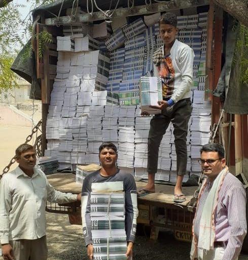 Available books are available in Muktainagar in Marathi medium books in the free books | मोफत पुस्तके उपक्रमात मुक्ताईनगरात मराठी माध्यमाची पुस्तके शिक्षण विभागाला उपलब्ध Available books are available in Muktainagar in Marathi medium books in the free books | मोफत पुस्तके उपक्रमात मुक्ताईनगरात मराठी माध्यमाची पुस्तके शिक्षण विभागाला उपलब्ध