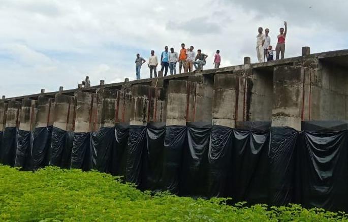 Plastic wrap fitted with KTware so as not to waste water | के.टी.वेअरचे पाणी वाया जाऊ नये यासाठी लावले प्लॅस्टिक आवरण Plastic wrap fitted with KTware so as not to waste water | के.टी.वेअरचे पाणी वाया जाऊ नये यासाठी लावले प्लॅस्टिक आवरण