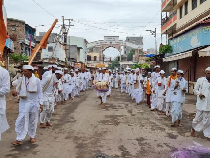 Muktabai performed Nagarparikrama on Ashadi Parva | आषाढी पर्वावर मुक्ताबाईने केली नगरपरिक्रमा
