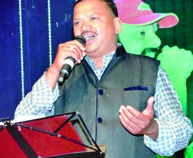 Jamner's Job Orchestra Becomes a Singer of Songs | गाणी गुणगुणणारा जामनेरचा अय्युबखान झाला आॅर्केस्ट्रातील गायक Jamner's Job Orchestra Becomes a Singer of Songs | गाणी गुणगुणणारा जामनेरचा अय्युबखान झाला आॅर्केस्ट्रातील गायक
