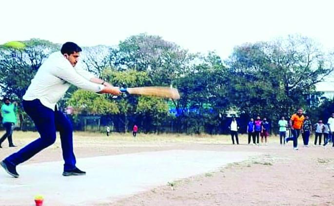 New developments in the NCP; Rohit Pawar's 'Batting' on Solapur's 'Pitch' | राष्ट्रवादीत नव्या घडामोडी; सोलापूरच्या ‘पिच’वर रोहित पवारांची ‘बॅटिंग’ New developments in the NCP; Rohit Pawar's 'Batting' on Solapur's 'Pitch' | राष्ट्रवादीत नव्या घडामोडी; सोलापूरच्या ‘पिच’वर रोहित पवारांची ‘बॅटिंग’