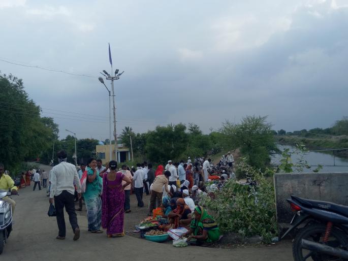 Hundreds of citizens played the role of social distance bojwara .... | शेकडो नागरीकांनी सोशल डिस्टन्सिंगचा वाजविला बोजवारा.... Hundreds of citizens played the role of social distance bojwara .... | शेकडो नागरीकांनी सोशल डिस्टन्सिंगचा वाजविला बोजवारा....