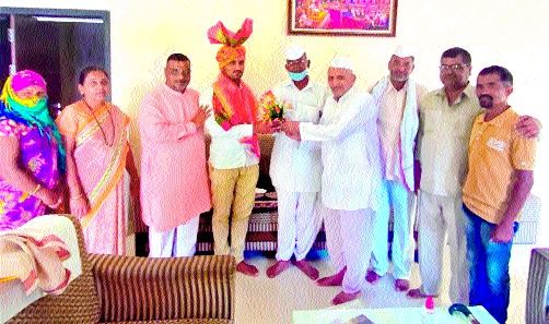 The son of a Chas farmer became the Deputy Tehsildar | चासच्या शेतकऱ्याचा मुलगा बनला नायब तहसीलदार The son of a Chas farmer became the Deputy Tehsildar | चासच्या शेतकऱ्याचा मुलगा बनला नायब तहसीलदार